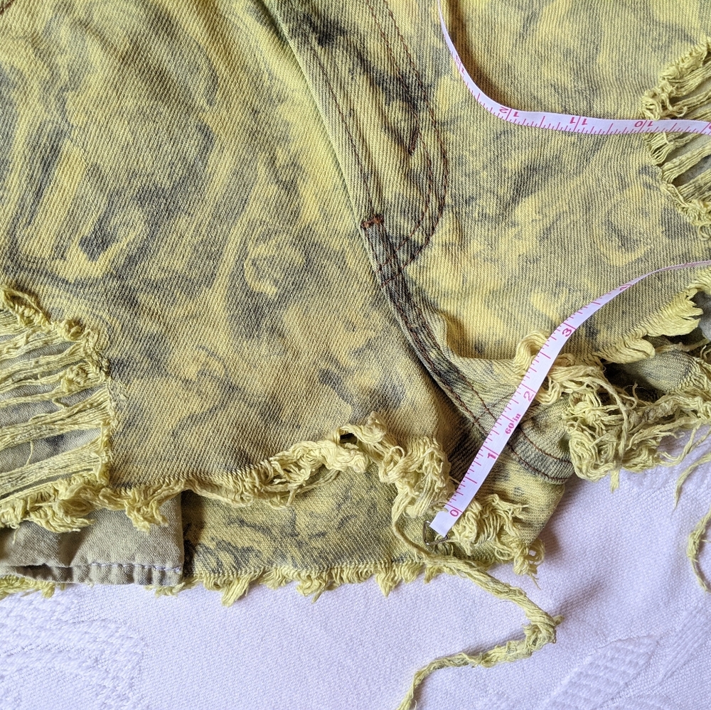 LEVI'S - 505 Frayed Cut-Off Yellow Swirl Shorts - Picture 10 of 10